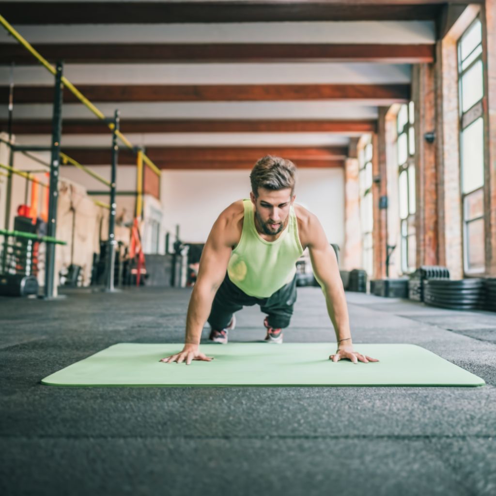 tapis de sport et un homme qui s'entraine